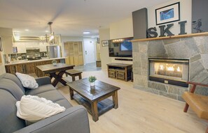 Smart TV, fireplace, stereo - Cozy Upper Village 2BR:Sleeps 6,Hot Tub, Pool,Patio+ BBQ ,Near Lakes! (Whistler)