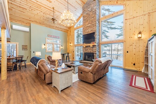 Charming Dog Friendly Chalet w/ Views & Hot Tub