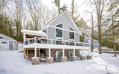 Charming Dog Friendly Chalet w/ Views & Hot Tub
