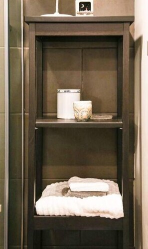 Interior - Cozy, Comfy Cottage & Deck near Fauntleroy Ferry (Seattle)