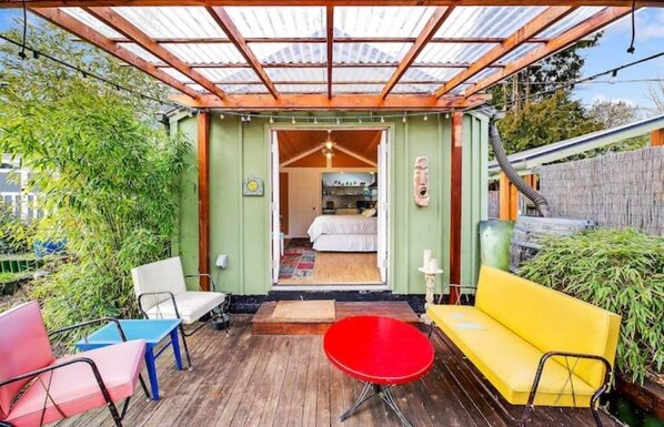 Terrace/patio - Cozy, Comfy Cottage & Deck near Fauntleroy Ferry (Seattle)