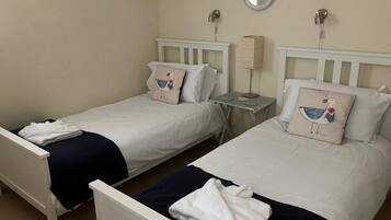 2 slaapkamers, een bureau, een strijkplank/strijkijzer, gratis wifi