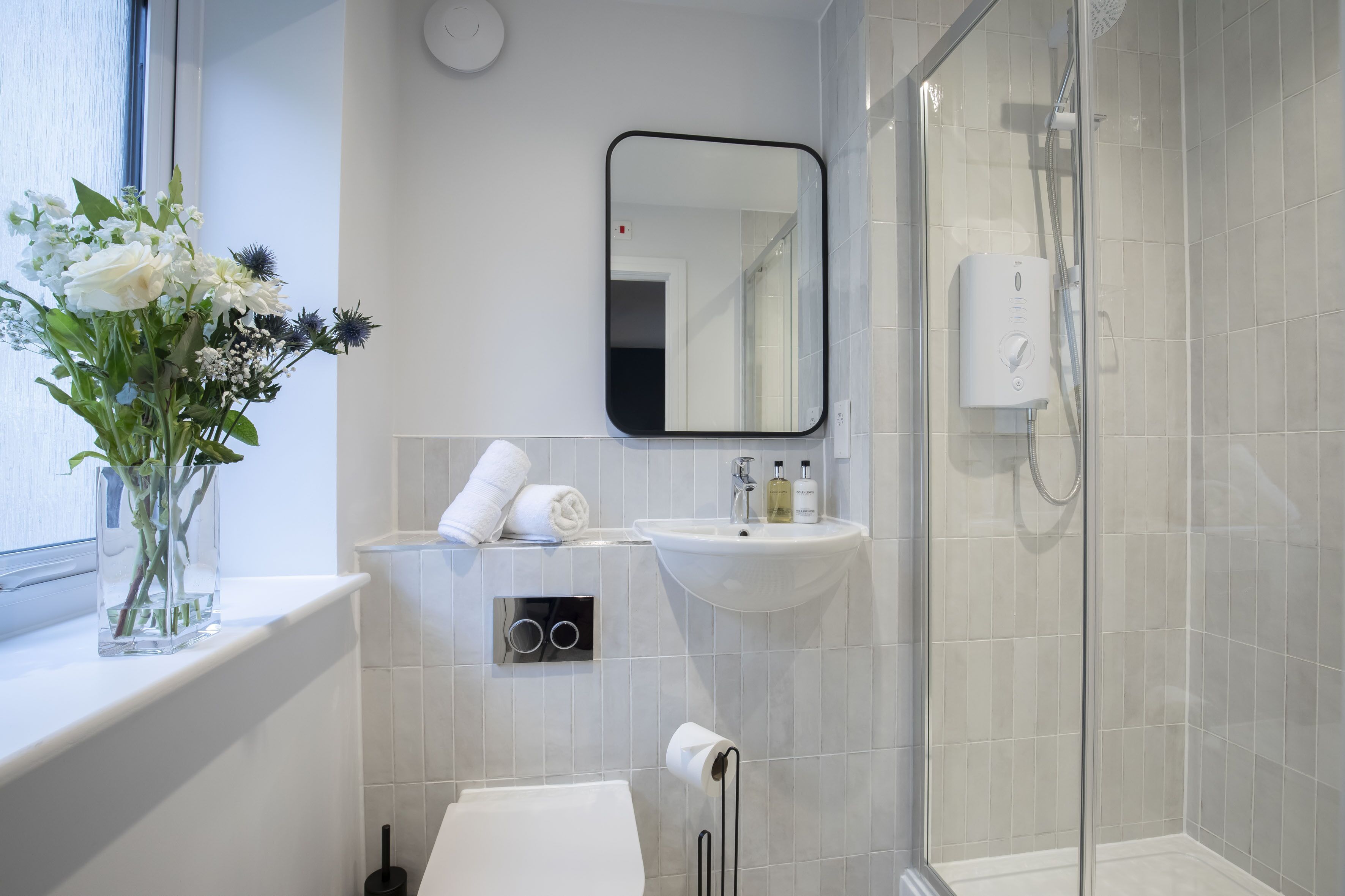 Huoneisto | Kylpyhuone | Suihku, hiustenkuivaaja, pyyhkeet, saippua