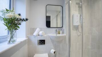 Appartamento | Bagno | Doccia, asciugacapelli, asciugamani, sapone