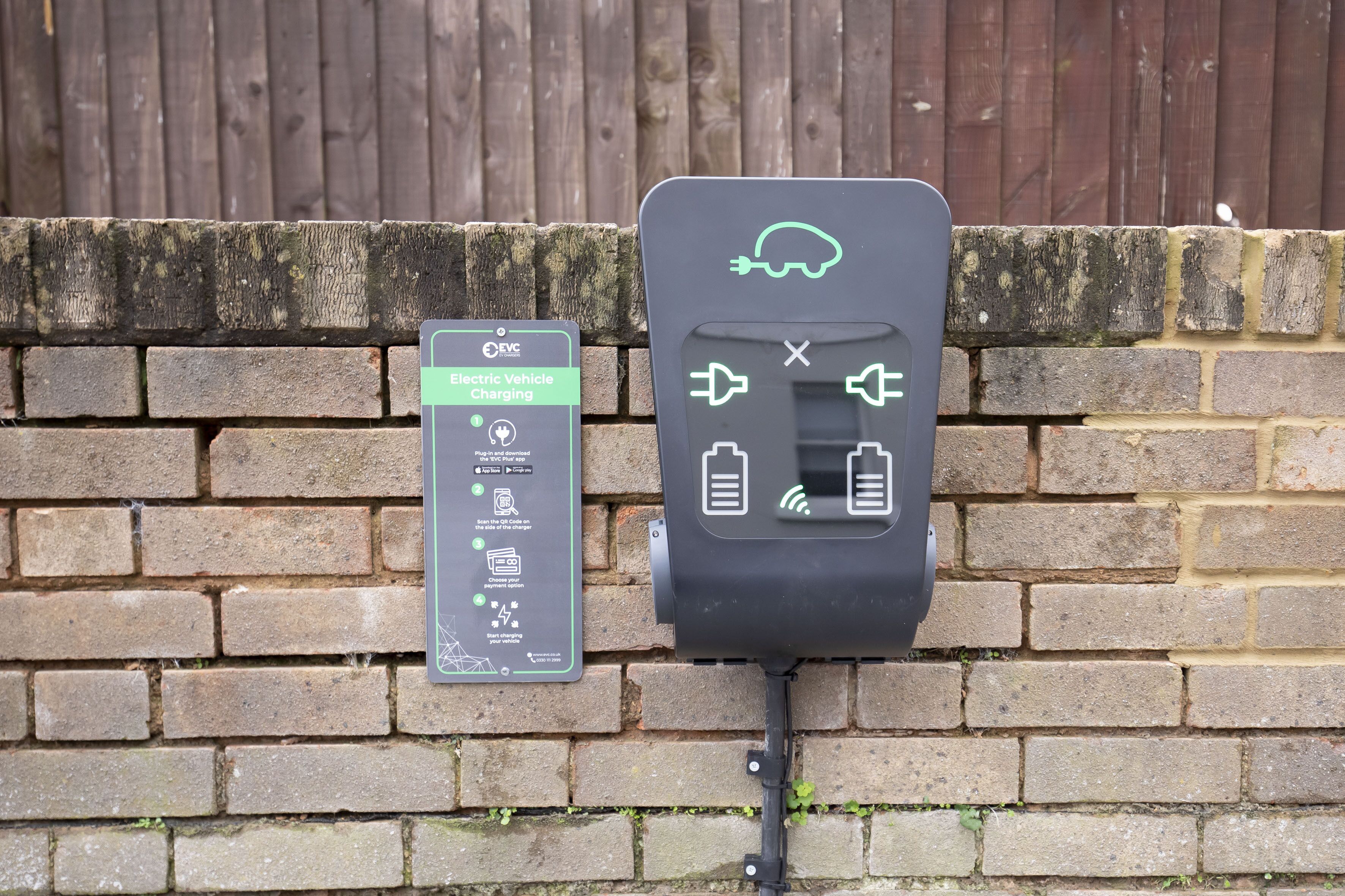 Una estación de carga para vehículos eléctricos con un cartel que describe sus características.