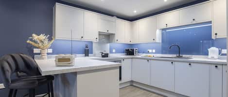 Appartement | Cuisine privée | Réfrigérateur grande capacité avec congélateur, four à micro-ondes