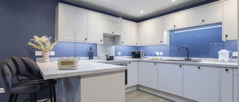 Apartment | Private kitchen | Full-sized fridge, microwave, oven, stovetop