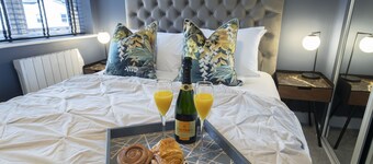 Elliot Oliver - Exquisite 2 Bedroom Apartment With Garden, Parking & EV Charger