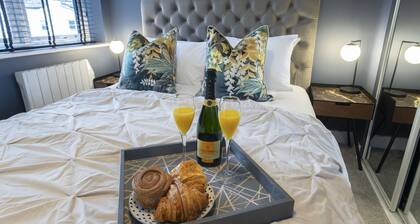 Elliot Oliver - Exquisite 2 Bedroom Apartment With Garden, Parking & EV Charger