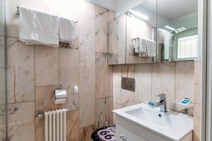 Classic Apartment | Bathroom | Shower, hair dryer, towels, soap - Little Paradise  (Paradiso)