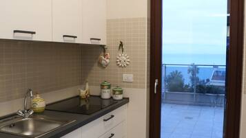 Frigorifero, forno, piano cottura, lavastoviglie