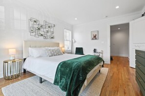 6 bedrooms, desk, iron/ironing board, travel cot