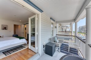 6 soverom, skrivebord, strykejern/-brett og reiseseng for barn