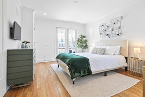6 bedrooms, desk, iron/ironing board, travel crib