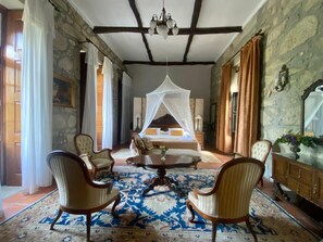 9 Schlafzimmer, Schreibtisch, Bügeleisen/Bügelbrett, WLAN