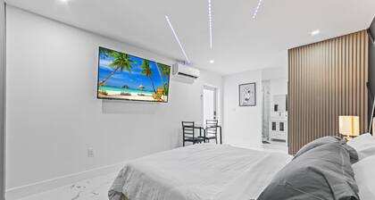 Cozy Luxury Room. Luxurious studio retreat with sleek design.