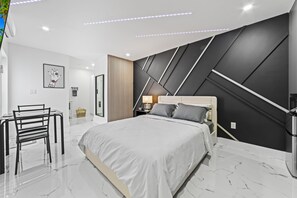 1 Schlafzimmer, Zimmersafe, Schreibtisch, Bügeleisen/Bügelbrett