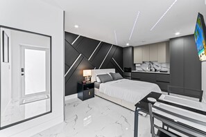 1 Schlafzimmer, Zimmersafe, Schreibtisch, Bügeleisen/Bügelbrett