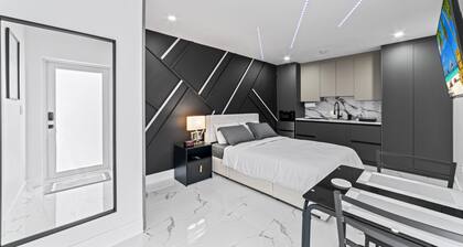 Cozy Luxury Room. Luxurious studio retreat with sleek design.