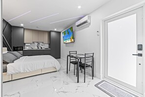 1 Schlafzimmer, Zimmersafe, Schreibtisch, Bügeleisen/Bügelbrett
