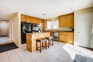 Fridge, microwave, stovetop, dishwasher - Quiet Vegas Home: 10 Mi to the Strip! (Las Vegas)