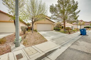 Property grounds - Quiet Vegas Home: 10 Mi to the Strip! (Las Vegas)