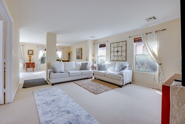 TV - Quiet Vegas Home: 10 Mi to the Strip! (Las Vegas)