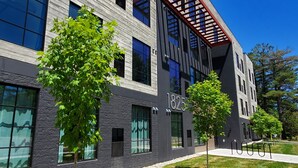 Exterior - NEW Modern Condo, King Beds, Rooftop Hot Tubs, Near Downtown, Quiet! (Traverse City)