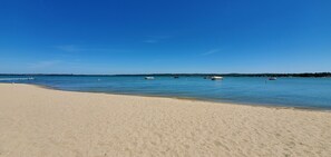 Beach - NEW Modern Condo, King Beds, Rooftop Hot Tubs, Near Downtown, Quiet! (Traverse City)