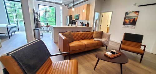 NEW Modern Condo, King Beds, Rooftop Hot Tubs, Near Downtown, Quiet!