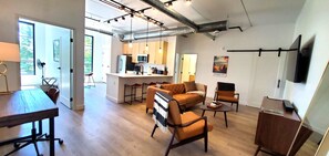 Smart TV - NEW Modern Condo, King Beds, Rooftop Hot Tubs, Near Downtown, Quiet! (Traverse City)