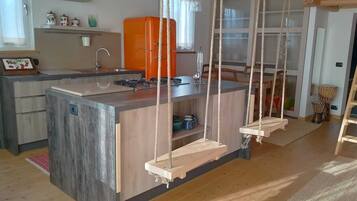 Coffee/tea maker, fridge, oven, stovetop