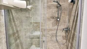 Dusche, Haartrockner, Bidet, Handtücher