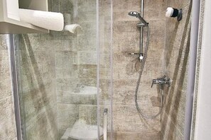 Dusche, Haartrockner, Bidet, Handtücher