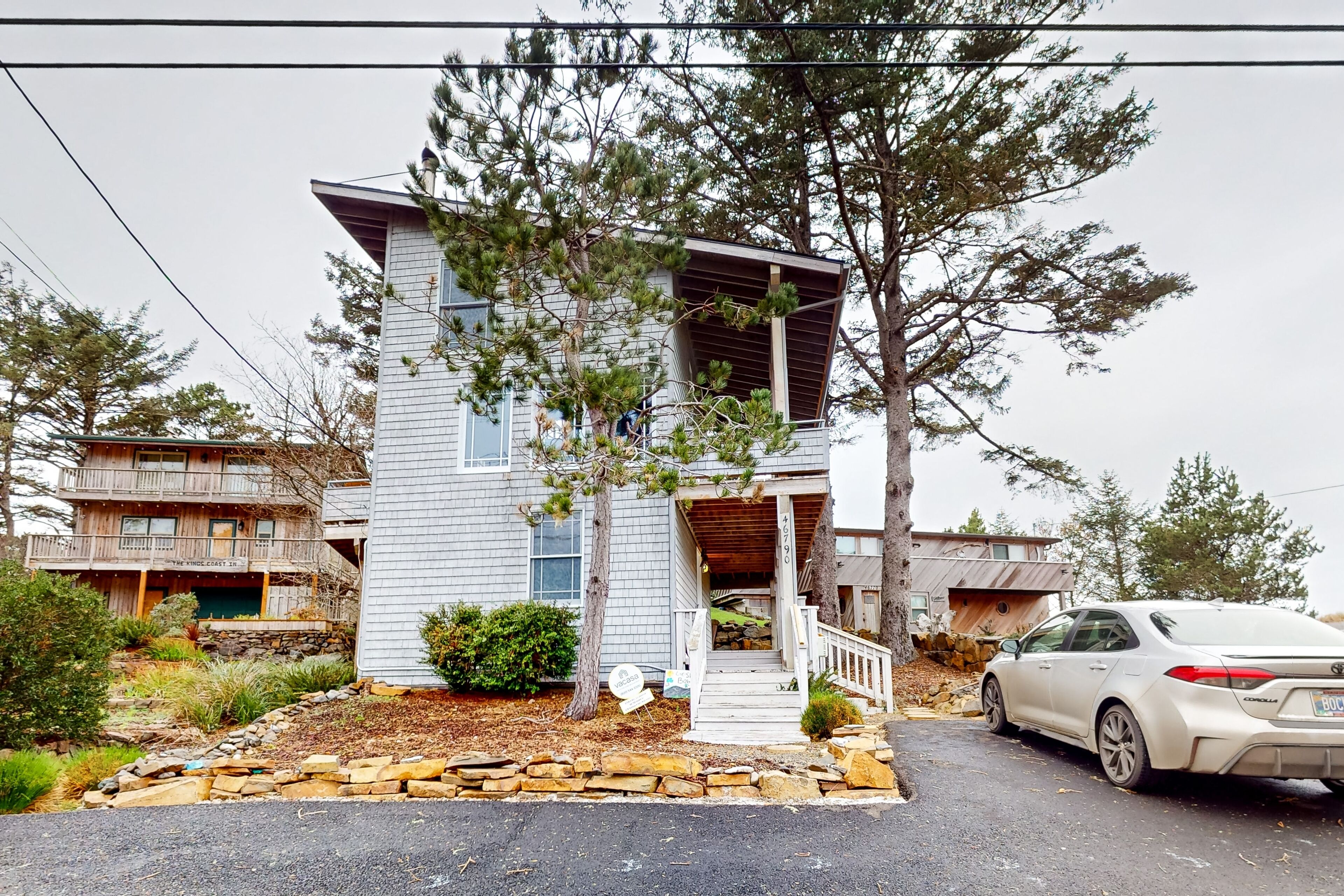 Dog-friendly home with wetlands view, deck, fireplace, outdoor shower