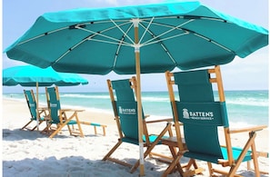 En la playa, sillas reclinables de playa