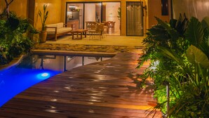 Uma casa moderna com piscina, área de jantar e espaço coberto ao ar livre.