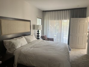 2 quartos, cofres nos quartos, escrivaninha