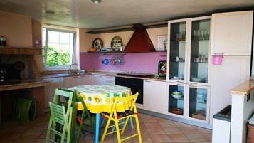 Kylskåp, mikrovågsugn, spishäll och barnstol