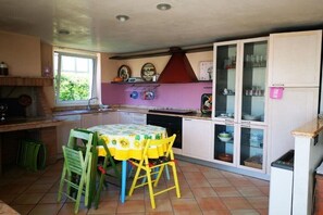 Refrigerador, microondas, parrilla de estufa y periquera 