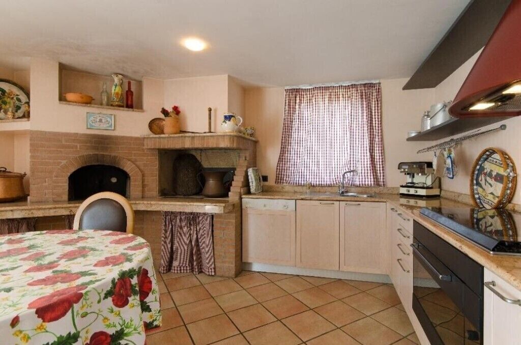 Réfrigérateur, micro-ondes, plaque de cuisson, chaise haute