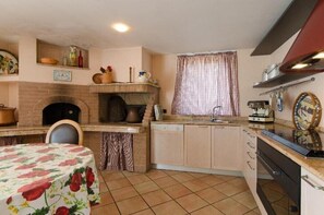 Kühlschrank, Mikrowelle, Herdplatte, Hochstuhl