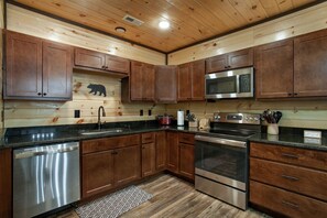 冷蔵庫、電子レンジ、オーブン、コンロ