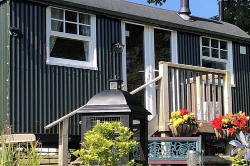 1 Bedroom Cabin Sleeps 2, Private Garden, Wifi