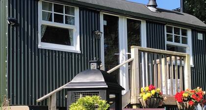 1 Bedroom Cabin Sleeps 2, Private Garden, Wifi