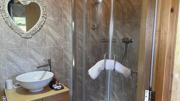 Shower, pengering rambut, handuk, dan tisu toilet