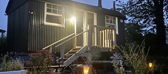 1 Bedroom Cabin Sleeps 2, Private Garden, Wifi