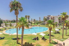 Una piscina al aire libre de temporada