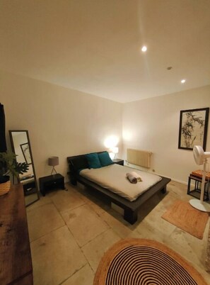 1 bedroom, desk