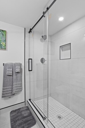 Douche, sèche-cheveux, serviettes fournies, savon